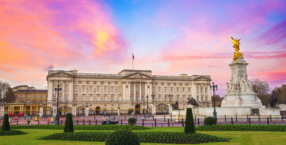 Buckingham Palace in London, a popular destination for Huntingdon to London taxi transfers.